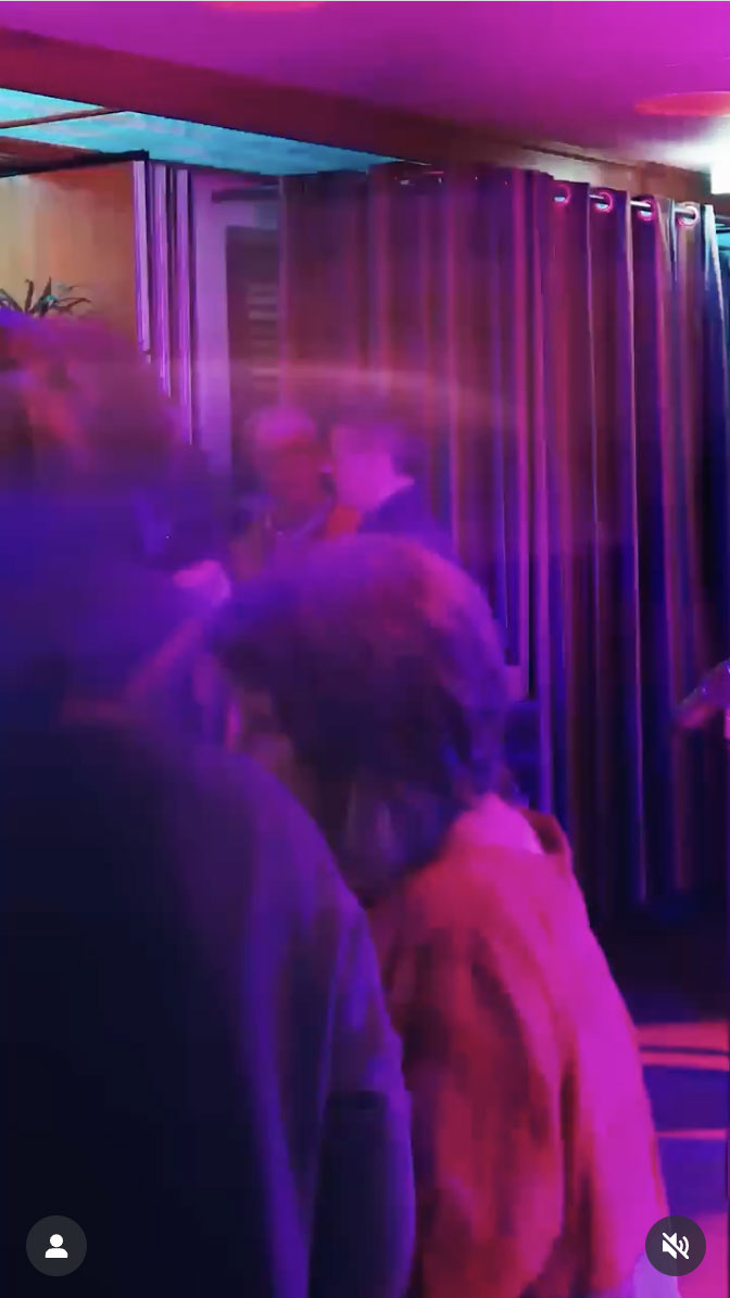 menschen wirrwarr auf einer veranstaltung