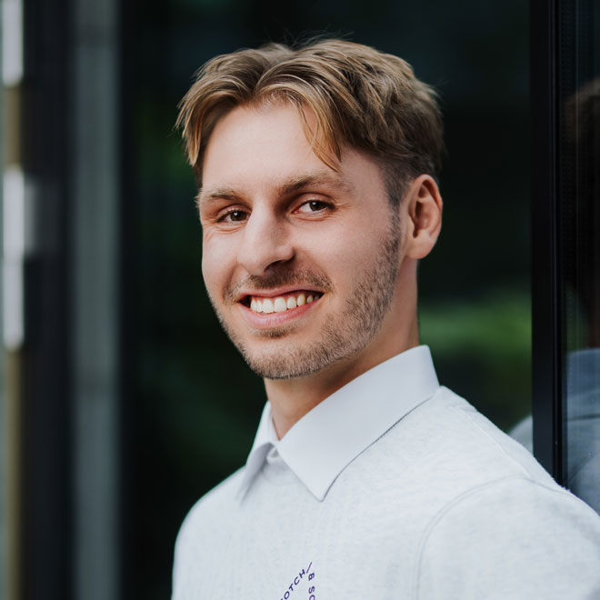 Junger Mann lächelt